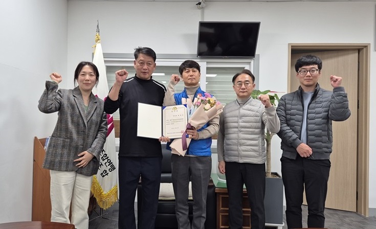 제4대위원장선거당선증전달